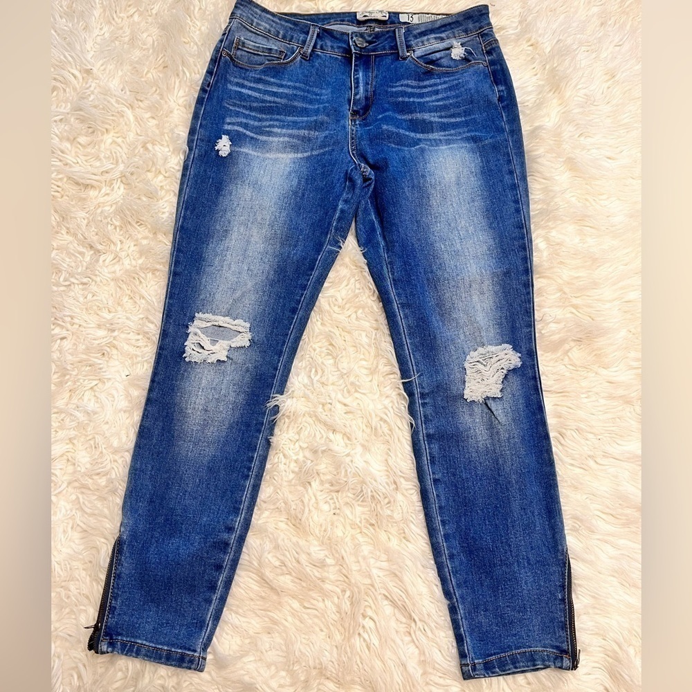 Indigo Rein Women’s Distressed Stretch Anklet Jeans. Size 13